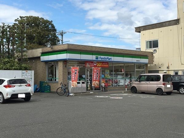 近くのファミリーマート越前本店まで700m（徒歩9分）