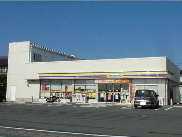 近くのミニストップ浜松入野町店まで850m（徒歩11分）