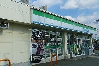近くのファミリーマートまで300m（徒歩4分）