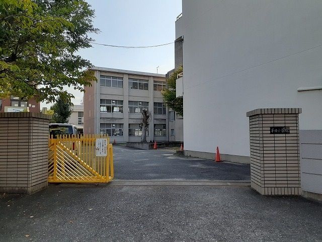 近くの半田小学校まで860m(徒歩11分)