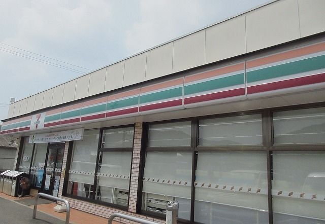 近くのセブンイレブン佐賀多久店まで900m（徒歩12分）