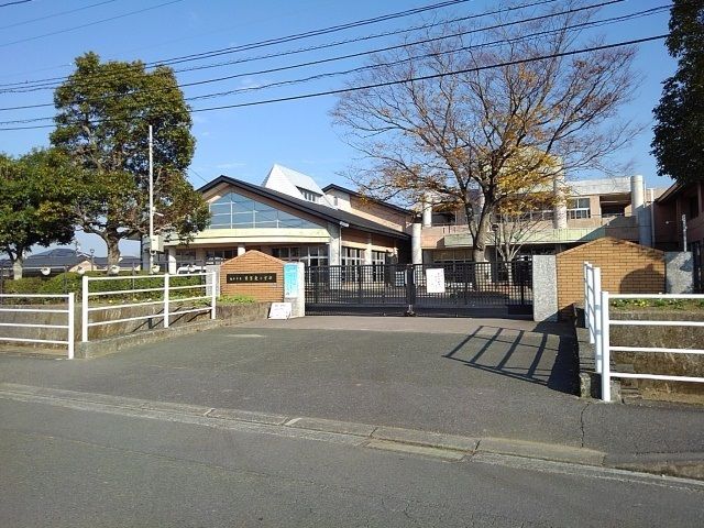 近くの日吉東小学校まで550m（徒歩7分）