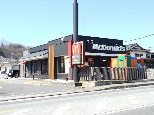 近くのマクドナルド韮崎店まで700m（徒歩9分）