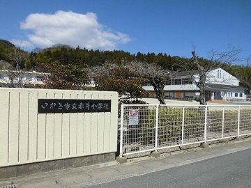 近くの赤井小学校まで360m(徒歩5分)