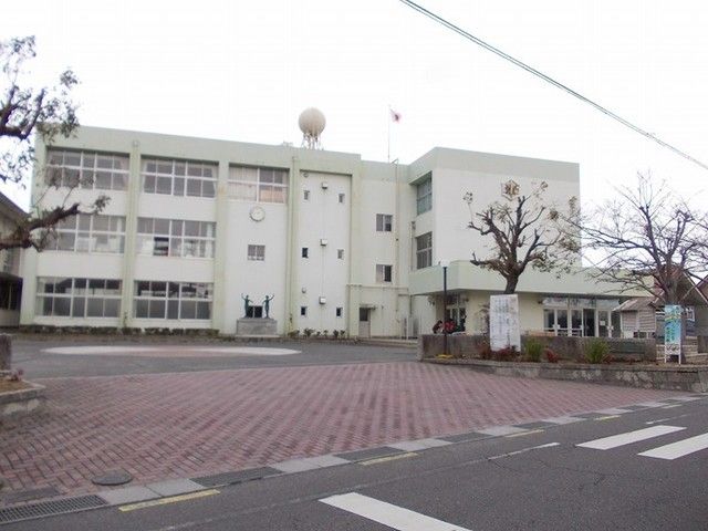 近くの小学校まで600m（徒歩8分）