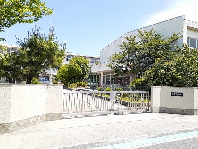 近くの津島市立　神守小学校まで750m（徒歩10分）