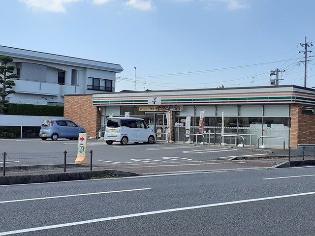 近くのセブンイレブン天草小松原町店まで350m（徒歩5分）