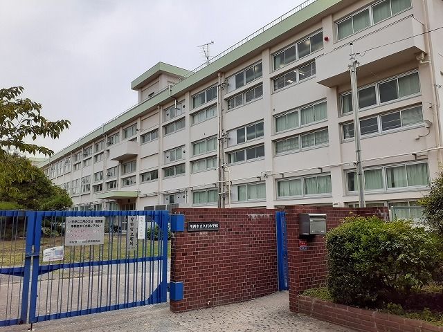 近くの川西市立久代小学校まで1,000m(徒歩13分)