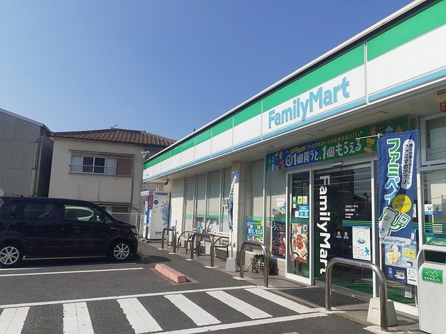 近くのファミリーマート美原店様まで1,104m（徒歩14分）