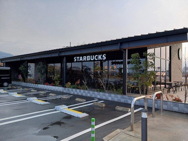 近くの飲食店まで256m（徒歩4分）