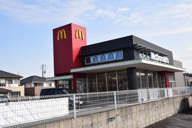 近くのマクドナルド東海渡内店まで110m（徒歩2分）