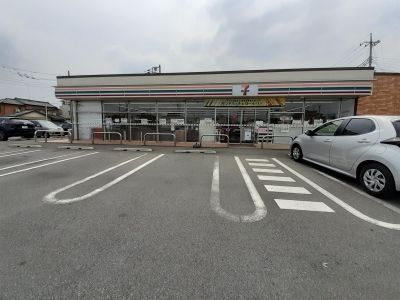 近くのコンビニまで290m（徒歩4分）