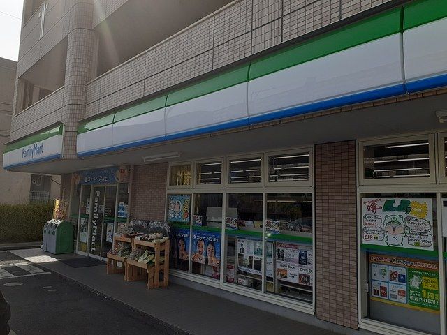 近くのファミリーマートまで140m（徒歩2分）