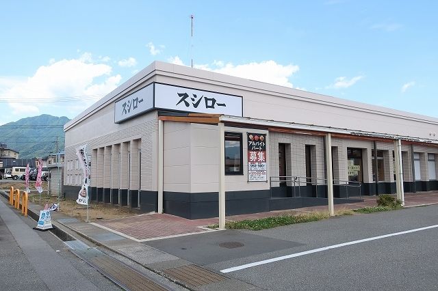 近くの飲食店まで600m（徒歩8分）