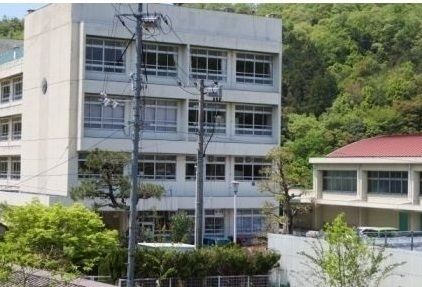 近くの狩小川小学校まで1,000m（徒歩13分）