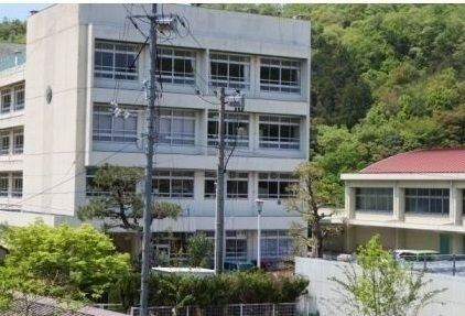 近くの狩小川小学校まで1,000m（徒歩13分）