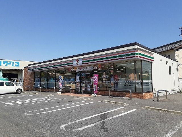 近くのコンビニまで170m（徒歩3分）