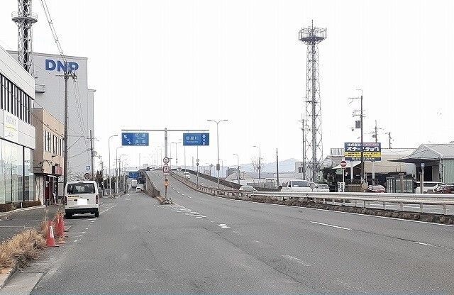 近くの府道１９号線まで650m（徒歩9分）