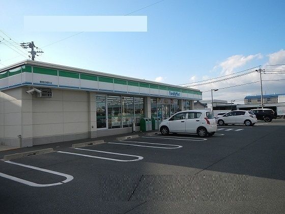 近くのファミリーマートまで1,100m（徒歩14分）