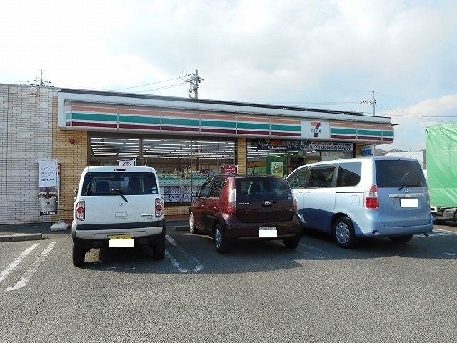 近くのコンビニまで300m（徒歩4分）