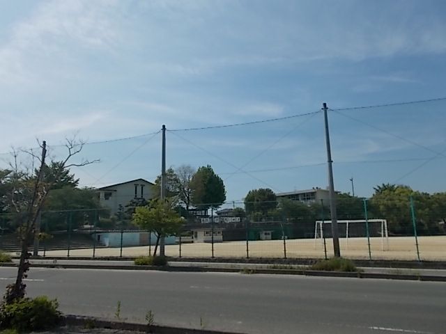 近くの築山小学校まで600m（徒歩8分）