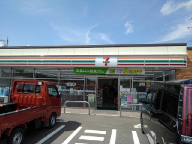 近くのセブンイレブン長野松岡店まで210m（徒歩3分）