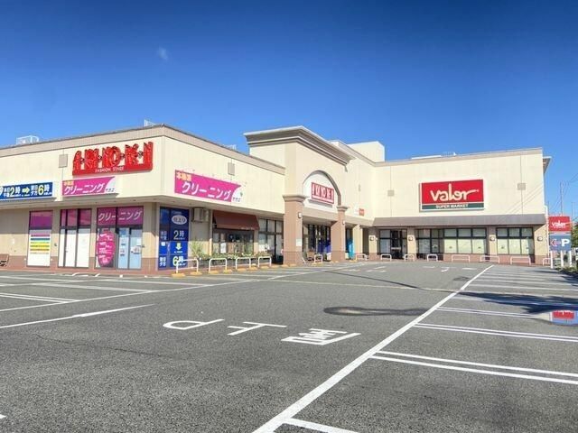 近くのバロー鳴海店まで350m（徒歩5分）