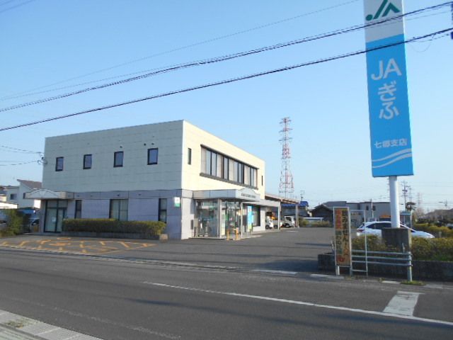 近くの銀行まで400m（徒歩5分）