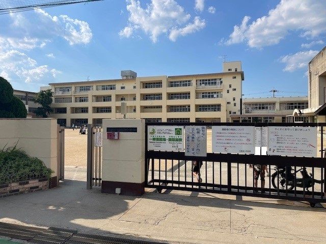 近くの小学校まで190m（徒歩3分）