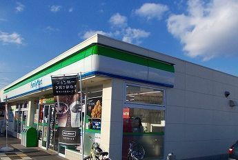 近くのファミリーマート姫路中島店まで1,100m（徒歩14分）