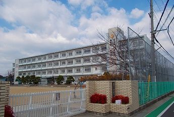 近くの姫路市立妻鹿小学校まで1,000m（徒歩13分）