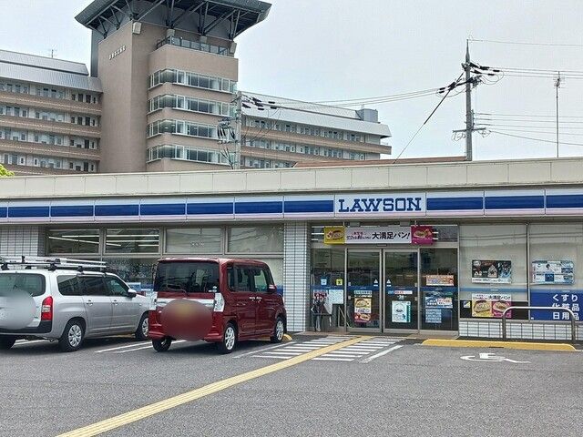 近くのコンビニまで690m（徒歩9分）