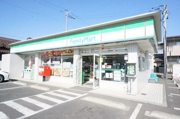 近くのファミリーマートまで250m（徒歩4分）