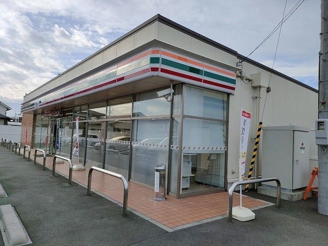 近くのセブンイレブン菊川赤土店まで550m（徒歩7分）