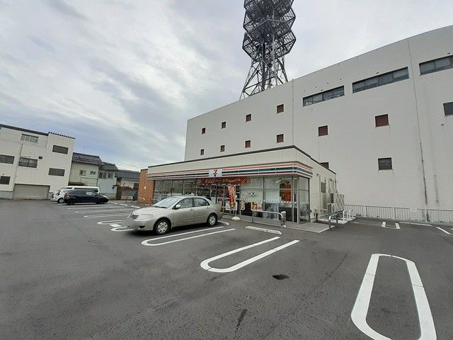 近くのセブンイレブン新津本町３丁目店まで1,030m（徒歩13分）