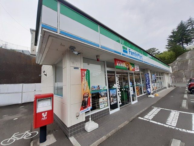 近くのファミリーマート塩竈松陽台店まで1,174m（徒歩15分）