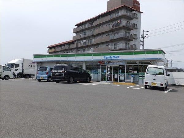 近くのファミリーマート川之江町店まで450m（徒歩6分）