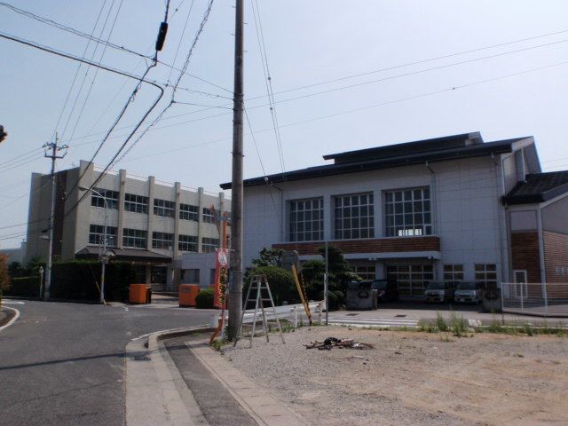 近くの小学校まで1,300m（徒歩17分）