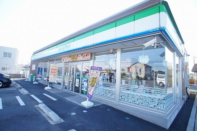 近くのファミリーマート今泉町１丁目店まで950m（徒歩12分）