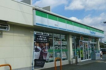 近くのファミリーマートまで140m（徒歩2分）