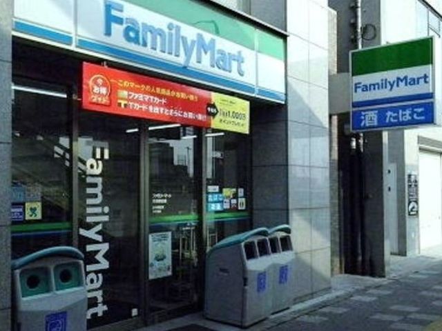 近くのファミリーマート 岡崎駅前店まで750m（徒歩10分）