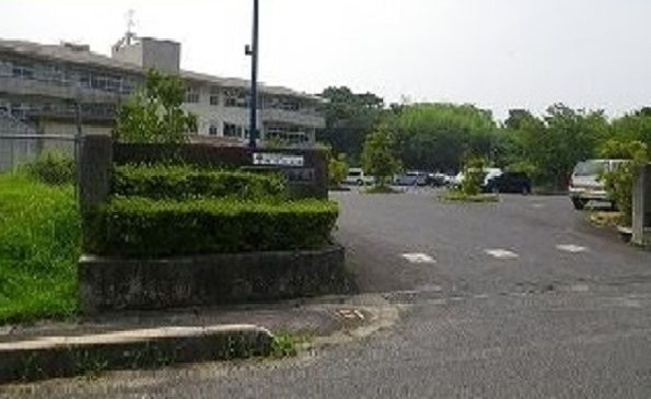 近くの朝酌小学校まで210m（徒歩3分）