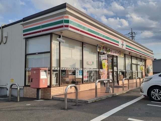 近くのセブンイレブン新町中河原店まで800m(徒歩10分)