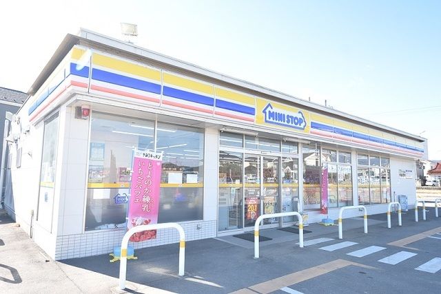 近くのコンビニまで700m（徒歩9分）