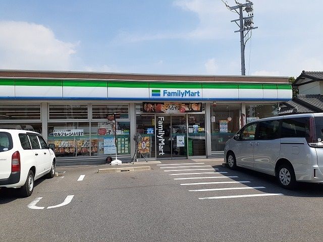 近くのファミリーマート常滑榎戸店まで900m（徒歩12分）