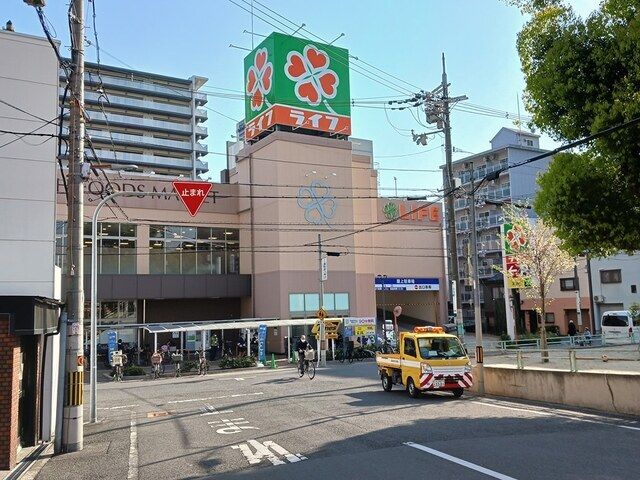 近くのライフ寺田町駅前店まで600m（徒歩8分）