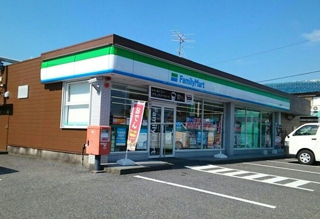 近くのファミリーマート垂井東店まで1,159m（徒歩15分）