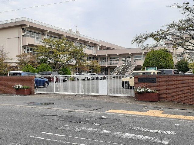 近くの吉川市立南中学校まで210m(徒歩3分)
