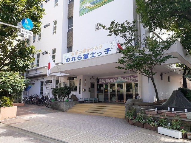 近くの富士小学校まで800m(徒歩10分)