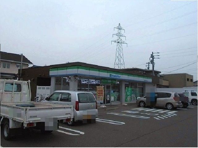 近くのファミリーマート西改田の上町店まで400m（徒歩5分）